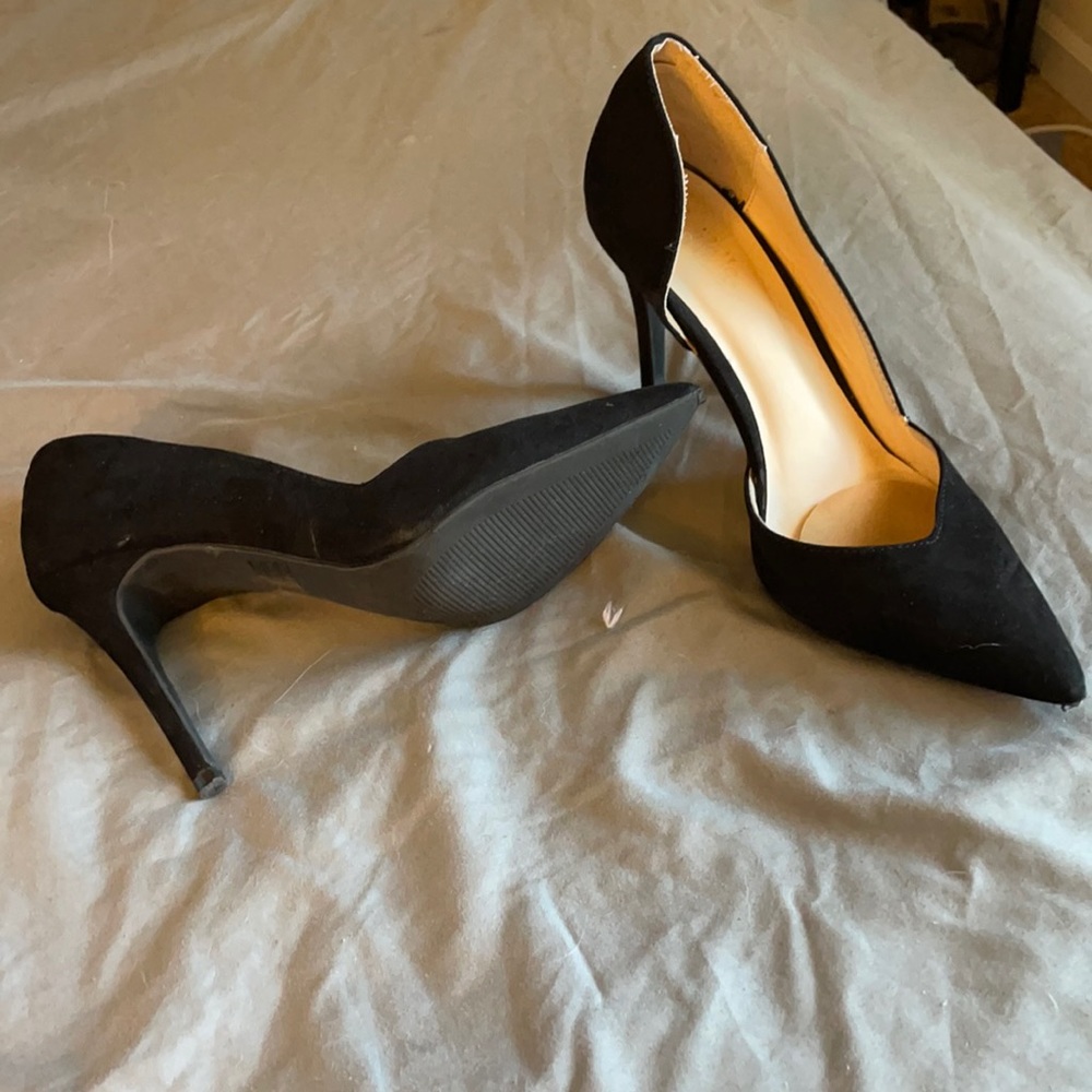 Black pointed heel